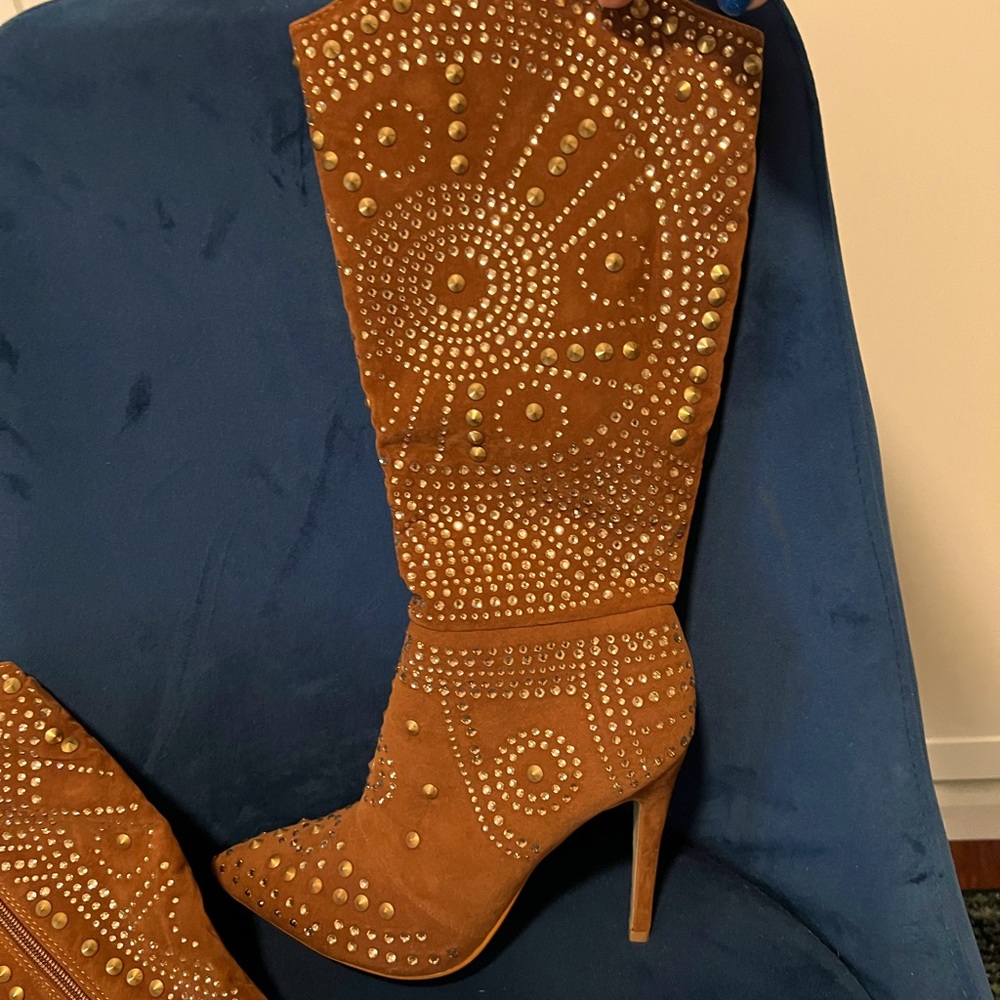 Gorgeous gold braided suede boots!